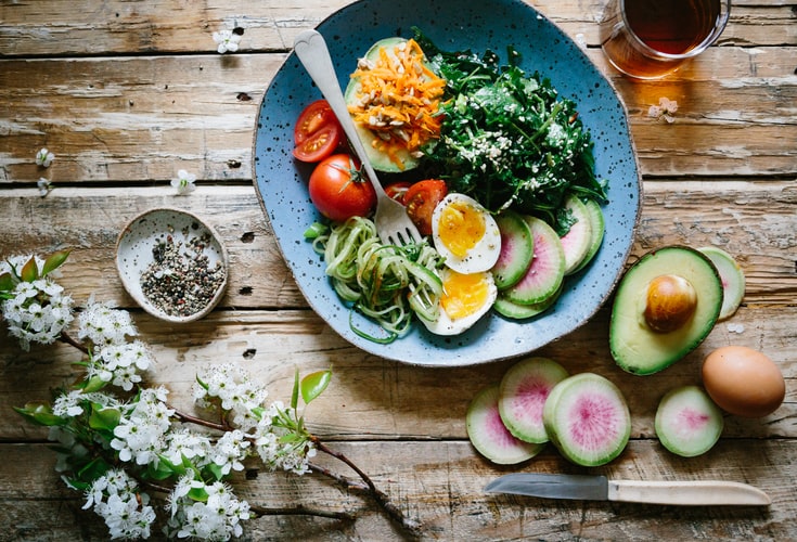 Conheça os tipos de salada para as fases da menopausa
