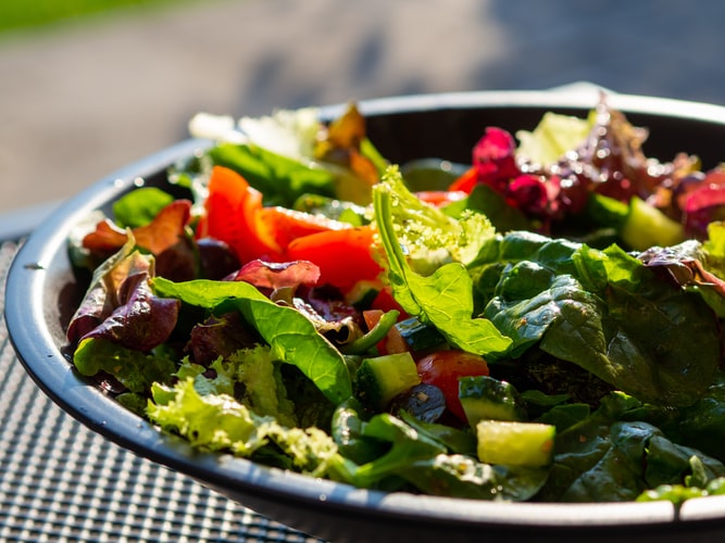 Salada verde na menopausa: os benefícios para a sua saúde