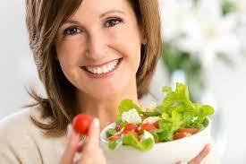 Read more about the article Salada verde na menopausa – os benefícios para sua saúde