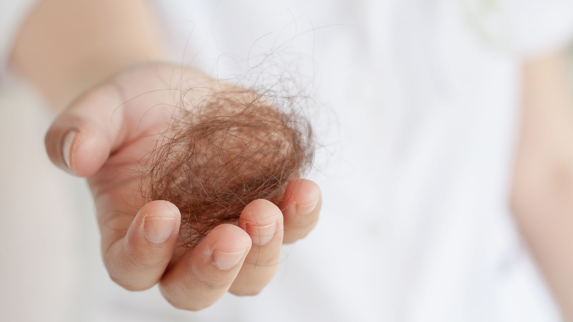 Read more about the article A queda de cabelo é um sintoma da menopausa?